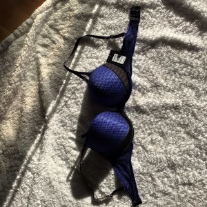 FREDERICK’s of Hollywood plunge Bra